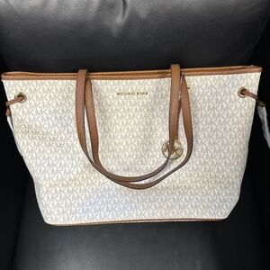 NWT! RARE! Michael Kors Jet Set Travel LG TZ Drwstrng Tote In Vanilla 35T9GTVT9V